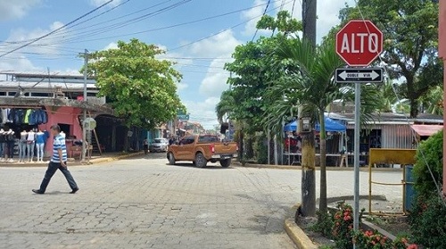 Instalación de señales de tránsito en El Rama