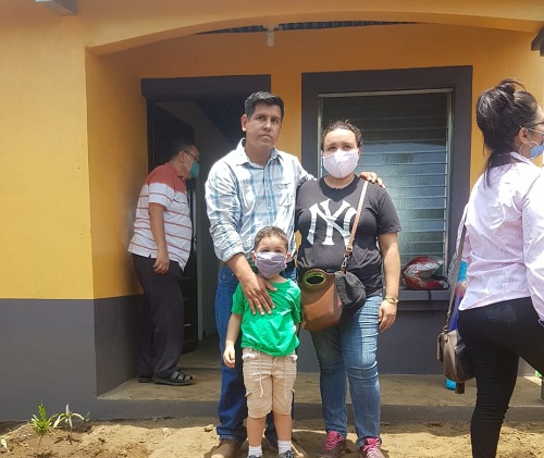 Familia leonesa recibe su casa en el reparto Hiltom Manzanares en la Ciudad Universitaria 