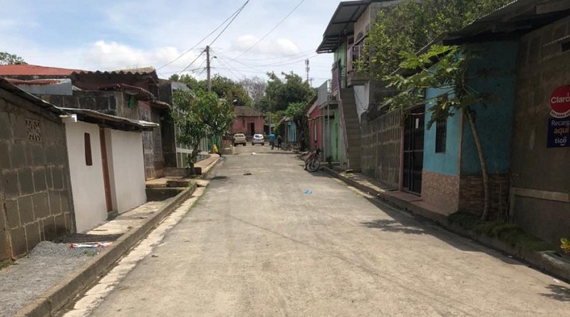 Una de mas cinco calles asfaltadas en Santa Teresa