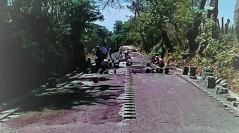 San Rafael del Sur: Dos calles adoquinadas en la comunidad Los Hurtados.