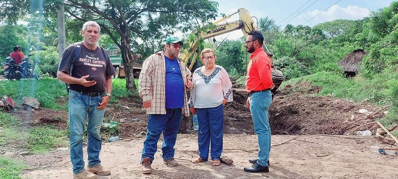 El Viejo: Autoridades municipales visitan las obras de mitigación en el cause de la comunidad Gaspar Garcia.