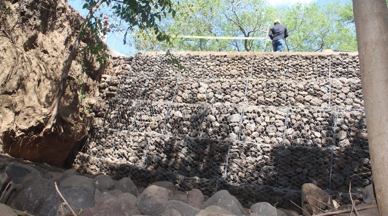 Muro de contención en el camino de la comunidad San Pedro en Telica que dará seguridad a los habitantes de seis sectores rurales