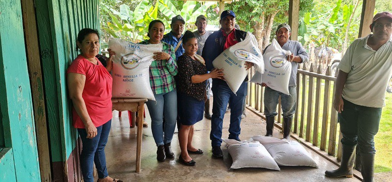 Bonos de semilla de arroz a  productores de la comunidad el Jobito en El Rama