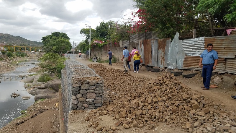 Supervisó puntos críticos, como el del  río en el  barrio  Rodolfo López. Allí la municipalidad instaló gaviones de protección y mitigación ante inundaciones.