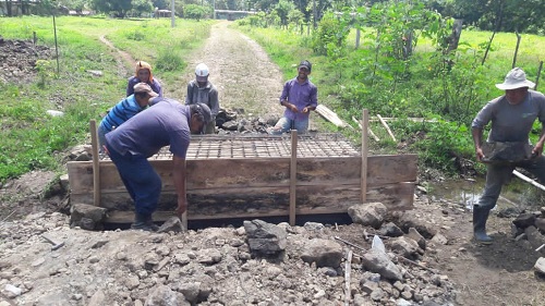  Construcción de alcantarilla de tres metros lineales, en Nueva Guinea.