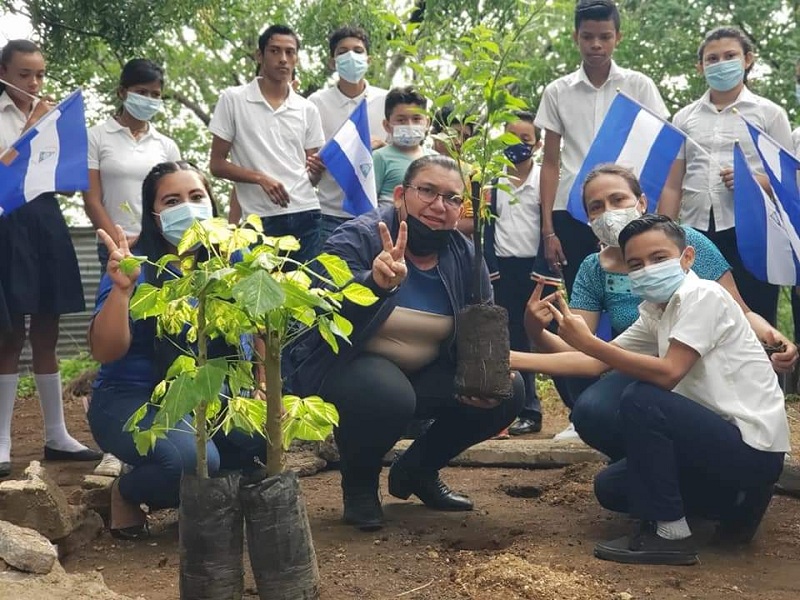 Alcaldesa de Mateare reforestando con alumnos de la escuela Enmanuel Mongalo