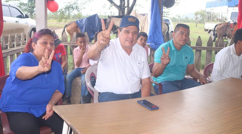 Alcalde de Siuna Otilio Duarte y comunitarios en la inauguración de la carretera Pía Abajo