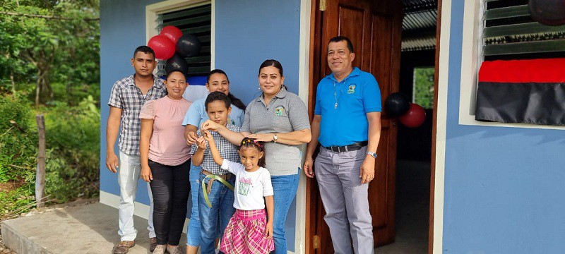 En Acoyapa, Judith Castillo recibe un techo digno