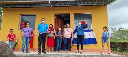 Acoyapa:Equipo municipal entrega vivienda solidaria a Ana Felipa Calero