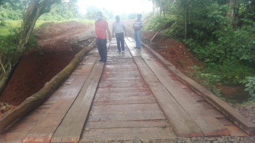 El gobierno local de Nueva Guinea mejoró el puente colgante en la comunidad Guinea Vieja