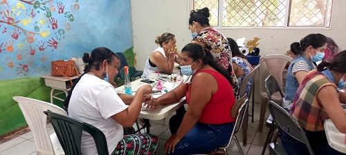 El Crucero: Protagonistas de la comunidad El Cañón participaron en el curso de estética en la especialidad de embellecimiento con uñas acrílicas que impartió la escuela municipal de oficios