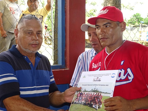 Compartiendo uno de los triunfos del equipo de Santo Tomás en el Campeonato Nacional de béisbol campesino