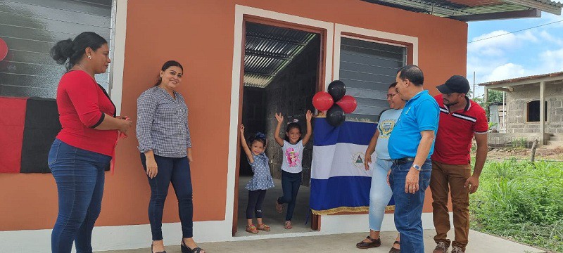 Alegría y satisfacción de la familia de Katty Isabel Martínez. Ayer recibieron su vivienda en Acoyapa