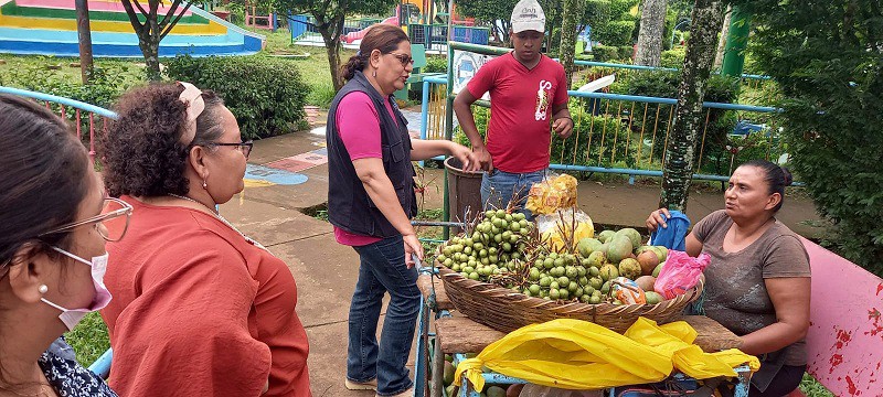 Marta Estela Polanco con cinco  años de laborar en la venta de frutas dice que apoya a la alcaldía y al Buen Gobierno