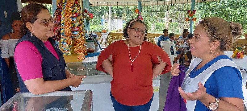  Reina Aguilar usuaria de un quiosco dijo estar encantada con la visita “y toda la vida con la 2”