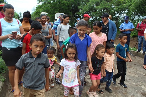 Un kilómetro de camino inauguraron las familias en Corral Falso y La Cruz de Apante en Telica.