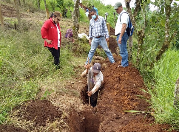 Alcaldesa de La Concordia con el equipo de proyectos en visita de seguimiento a las obras del sistema de agua potable en construcción para las comunidades Cerco de Piedra, La Laguna y Brasiles