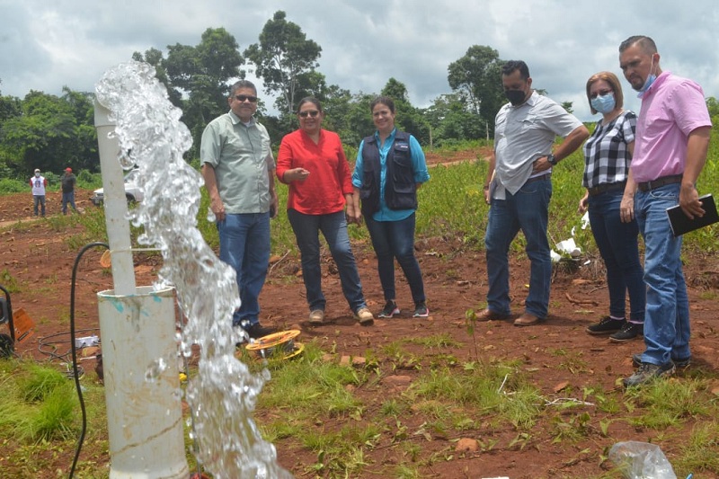 Observando el chorro madre donde se instalará la tubería secundaria del servicio de agua potable en la urbanización