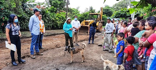 El eEquipo municipal de San Marcos en supervición de labores viales en la comunidad Fátima