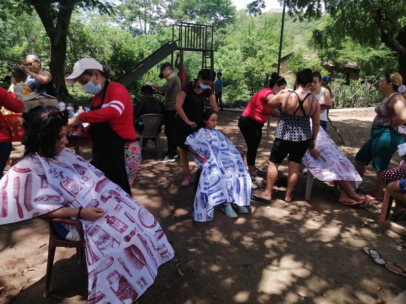 Alumnos de la escuela municipal de oficios de Santa Rosa del Peñón participan en la feria de corte y coloración de cabello en la comunidad El Coyol