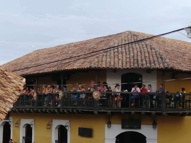 Otros  observaban desde los balcones coloniales 