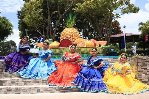 Integrantes de la escuela municipal de danza animó el festival con sus bailes
