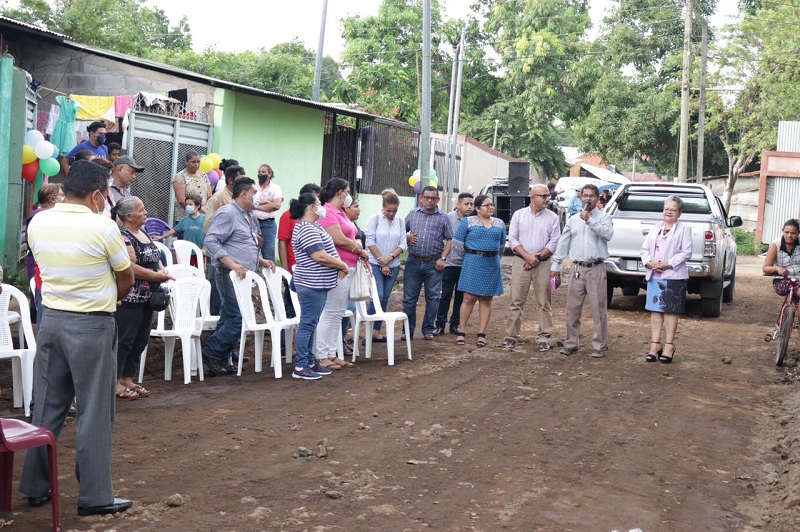 las familias del reparto Carlos Fonseca de Chinandega entregan el sitio  que será adoquinado