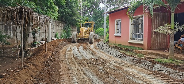 Obras previo a la instalación de adoquines en calle del barrio El Pinol en San Rafael del Sur