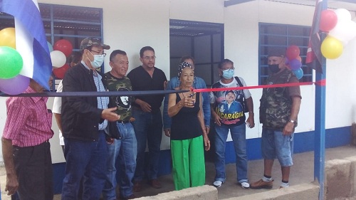 En Jinotepe familia del barrio Dulce Nombre corta la cinta inaugural de su vivienda solidaria