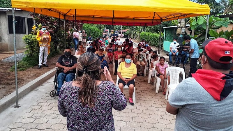 Con mucha alegría familias de la comunidad Martin López en San Marcos inauguraron su calle adoquinada.