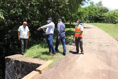 El alcalde de Juigalpa  Erwing De Castilla junto a  representantes del MTI  Pavel Pastora y Marcos Carmona, recorren obras del trayecto de carretera Juigalpa -Puerto Díaz. Examinaron  los puntos de drenaje y acordaron  que el gobierno local mantendrá su supervisión.