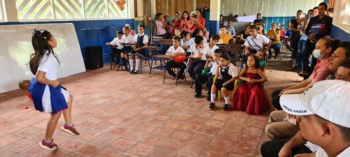 El gobierno local y las familias de la comunidad El Tulito  inauguraron la construcción de la escuela El Rosario en una primera fase