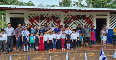 Comunidad educativa en la inauguración de la primera fase de construcción de la escuela El Rosario en la comunidad El Tulito