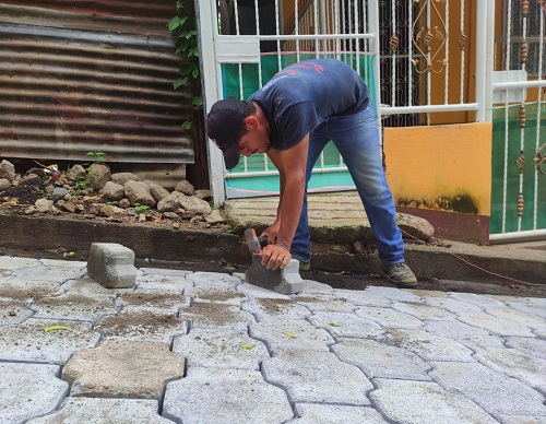 Instalando adoquines en el barrio Nuevo Amanecer en Tecolostote