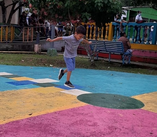 El  parque San Miguel  Arcángel  fue mejorado para disfrute de las familias.En el evento los niños gozaron de piñatas y golosinas