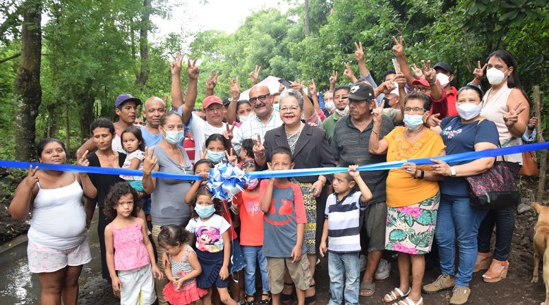 Chinandega: Habitantes de la comunidad Campana Azul inauguran su camino excelentemente reparado por el gobierno local.