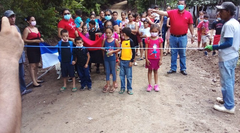 En  Santa Rosa del  Peñon  gobierno local y familias, cortan  la cinta inaugural de la   rehabilitación de camino en el tramo Empalme Regadillo-Las Quebradas