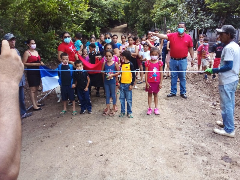 En  Santa Rosa del  Peñon  gobierno local y familias, cortan  la cinta inaugural de la   rehabilitación de camino en el tramo Empalme Regadillo-Las Quebradas
