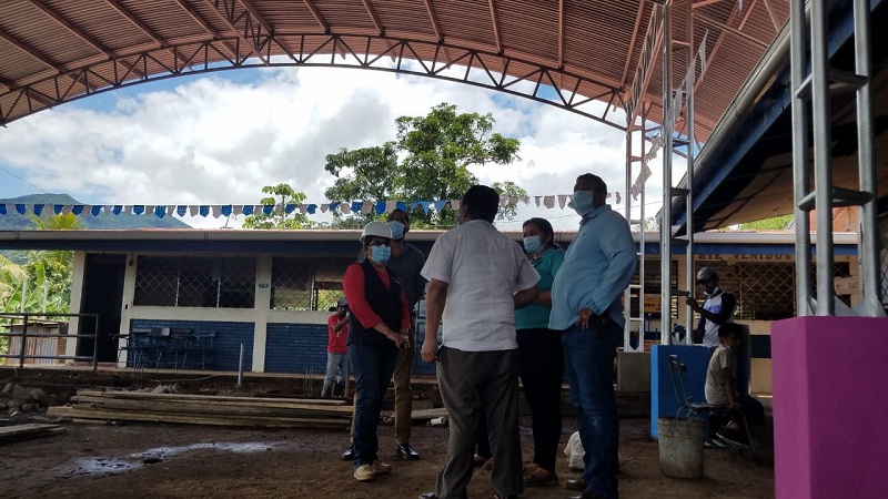 Visita la cancha con techo en construcción en la escuela Concepción Altamirano en el barrio Rafael Martínez.