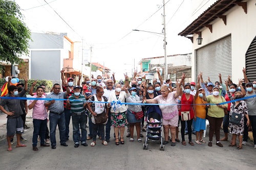 En Chinandega, protagonistas  celebran el revestimiento de calles asfaltadas , en la esquina del Supermercado La Colonia, barrio Santa Ana