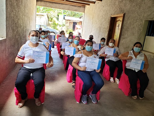 Egresadas y egresados de la escuela municipal de oficios de Villa Sandino con su certificación del curso de elaboración de postres fríos