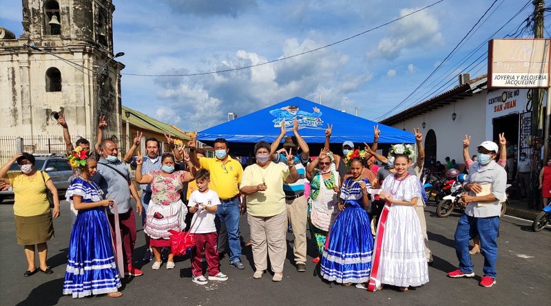 Gobierno local y familias inaugurando mejora de calles en el barrio San Juan de León