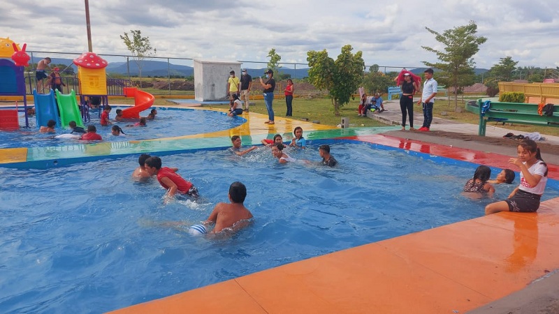 El escenario de premiación fue en el parque galardonado donde muchos niños disfrutaban de las aguas de las piscinas instaladas para el disfrute y la recreación de la población, pues hay albercas para todas las edades.