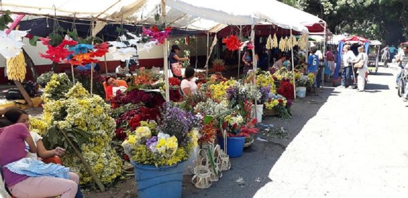 La venta de flores los últimos días de octubre y primeros de noviembre representa una oportunidad para los pequeños negocios