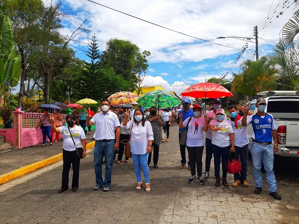 Desfile por las limpias calles de La Concordia