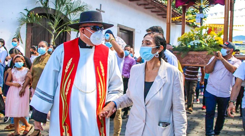 La alcaldesa de El Sauce, saluda  al cura párroco de El Sauce