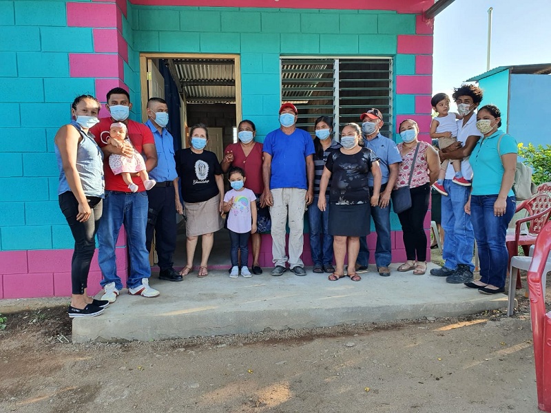 En el casco urbano de Mozonte, cinco familias recibieron techo  que les garantizará seguridad y estabilidad. 
