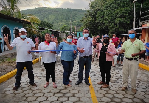 Las familias de Tecolostote y  autoridades del gobierno local y  del MTI cortaron la cinta inaugural de la calle del barrio Hermanos Rodríguez