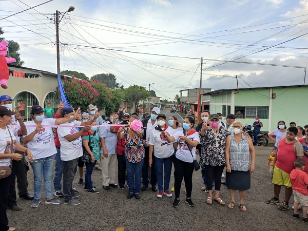 Familias jinotepinas  celebron la finalización del revestimento de cuatro calles asfaltadas en el barrio José Antonio Sánchez