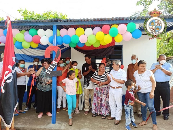 Gobierno local de Granada entrega casa solidaria a una familia del sector Campo de Aterrizaje